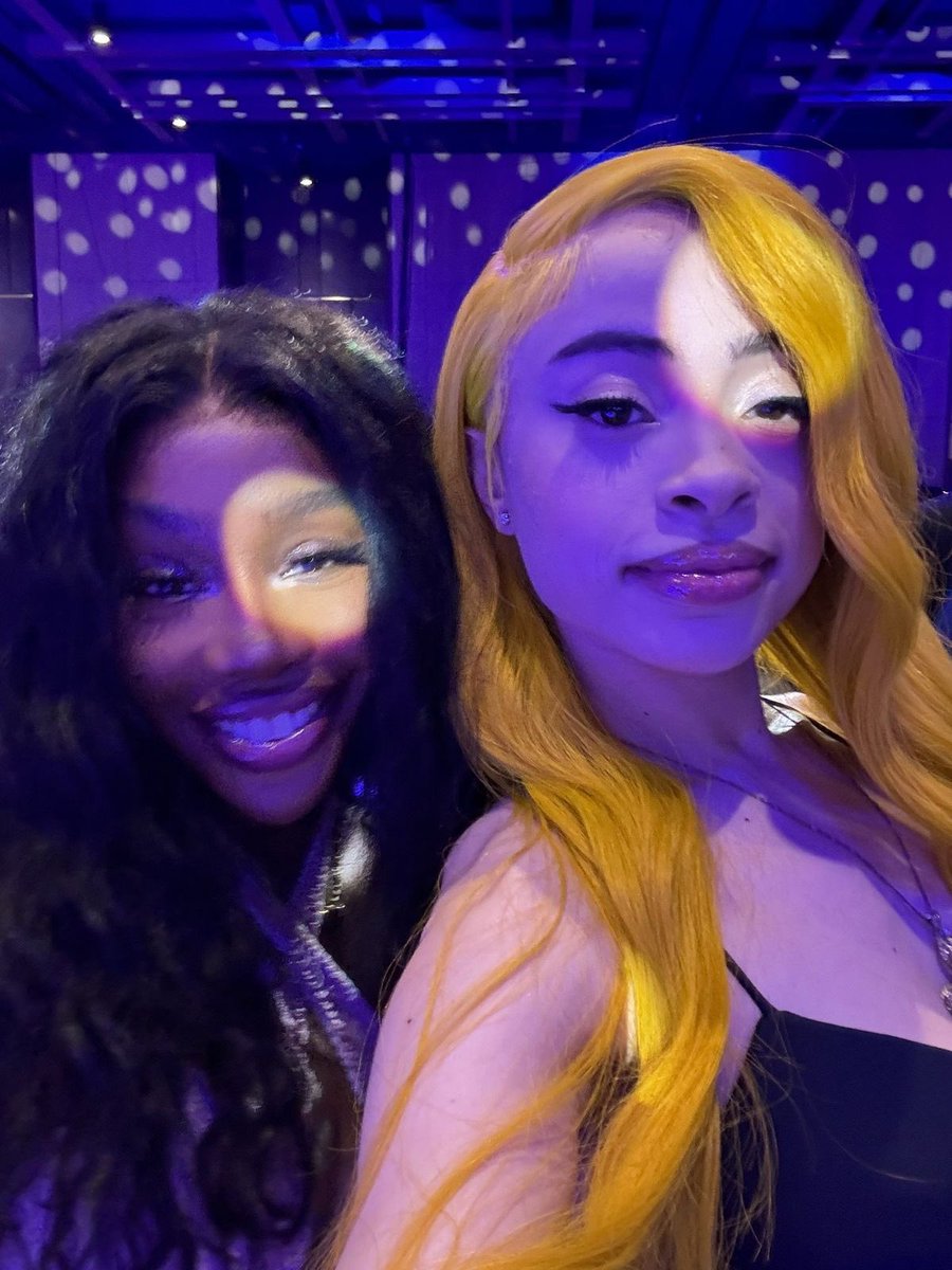 amarispicee's tweet image. we love you sza🖤