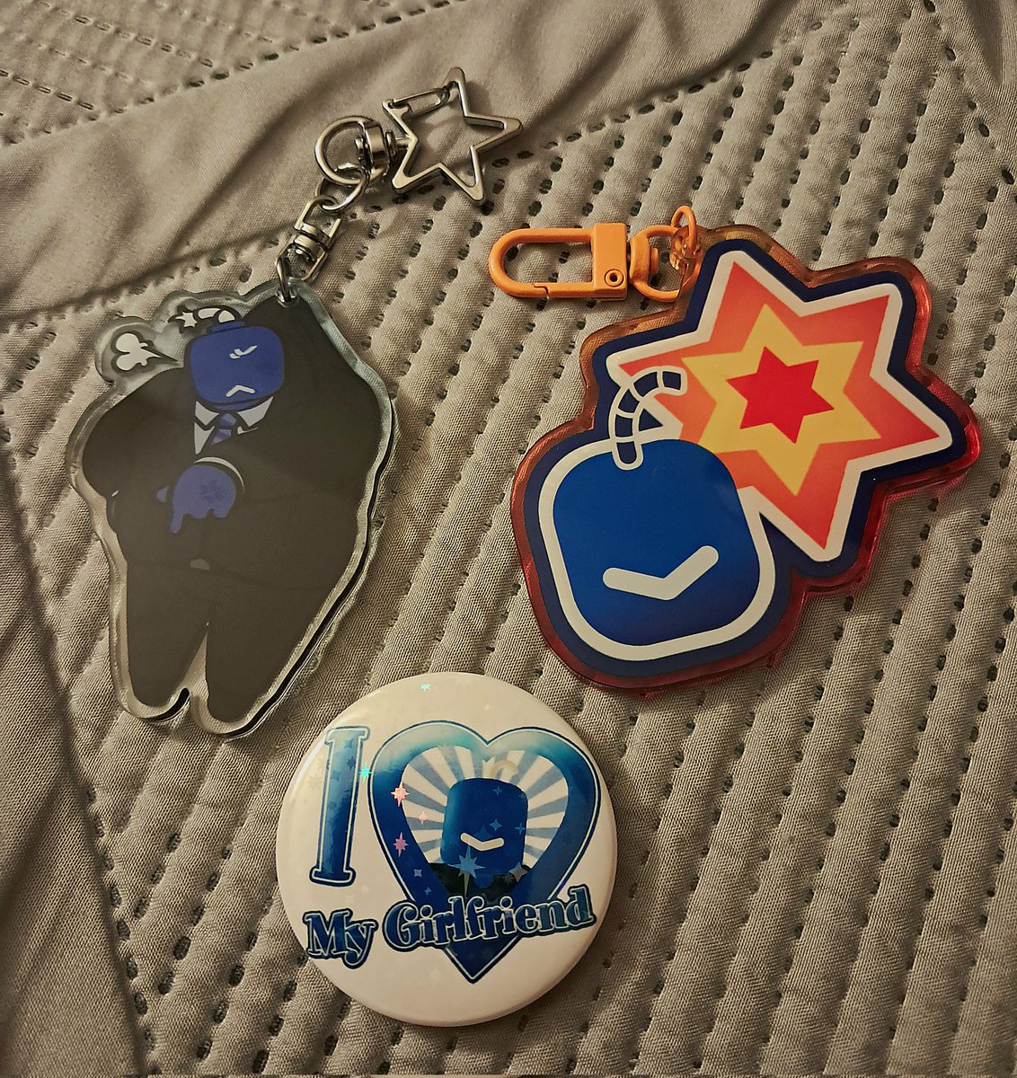 GUMMY_EDIBLES's tweet photo. THEY'RE HERE THEY'RE HERE EEEEEEEEEEEEHEHEHE!!!!!

(Sorry for the crude phone quality, I have an ancient android </3)
#rblxware #johnbomb #selfshipping https://t.co/nxdMBmozqg