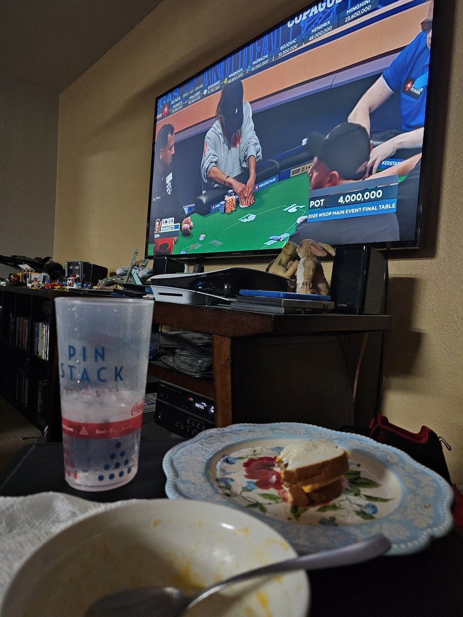 killerredhead's tweet photo. Sitting here enjoying dinner and @WSOP https://t.co/jCODK5Bdd0