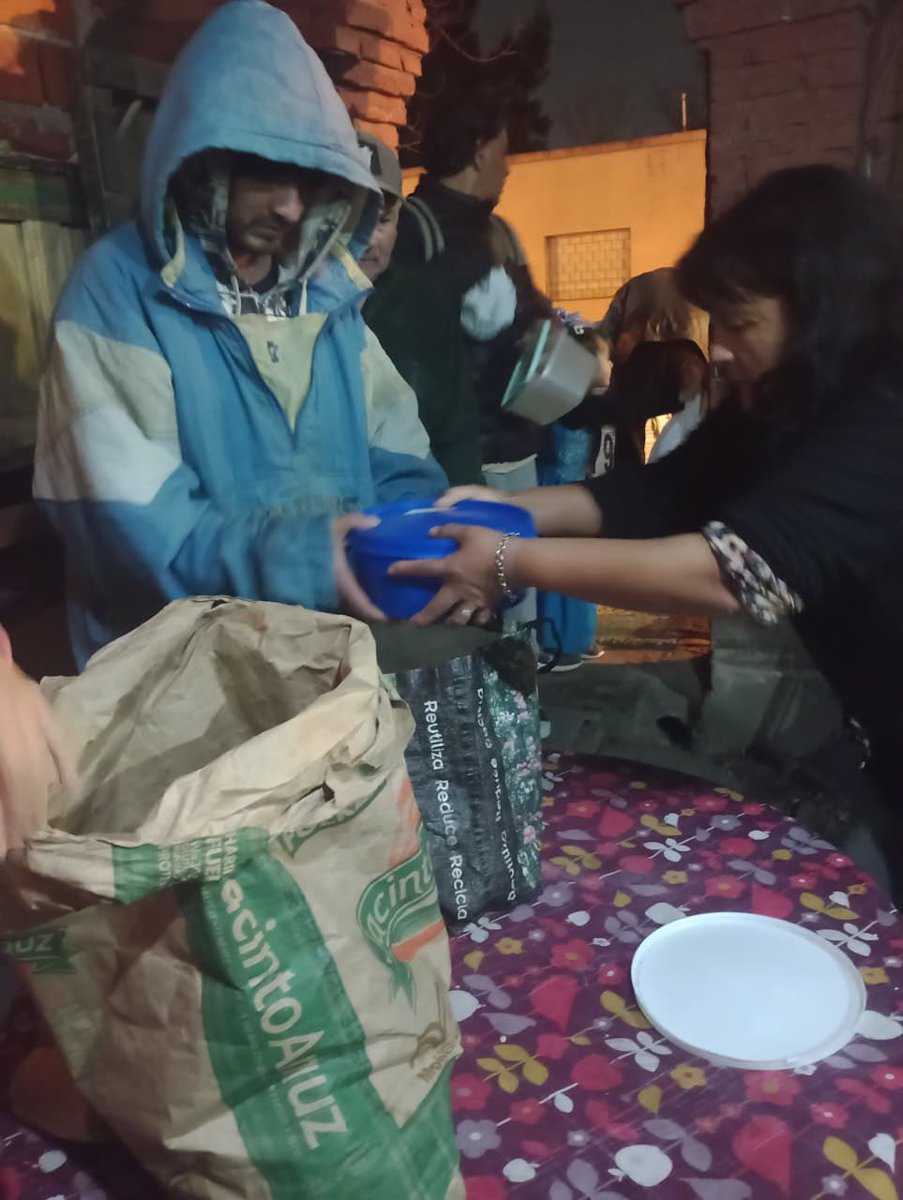 SBAElTalar's tweet image. BARRIO LA PALOMA
🇦🇷Hoy los compañeros del centro de murga Los Elegante de #LaPaloma realizaron una comida solidaria para las familias del barrio, agradecemos el apoyo del intendente @ZamoraJulioju