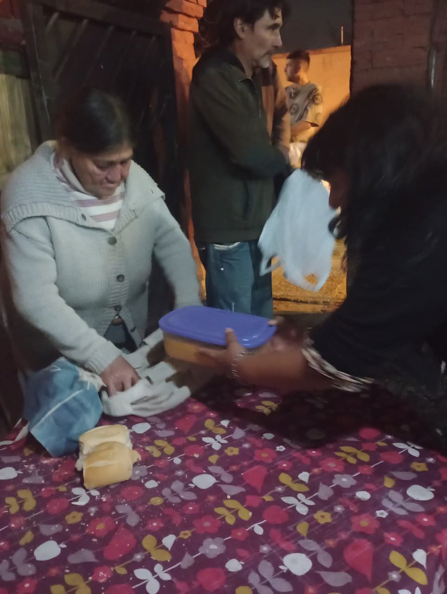 SBAElTalar's tweet image. BARRIO LA PALOMA
🇦🇷Hoy los compañeros del centro de murga Los Elegante de #LaPaloma realizaron una comida solidaria para las familias del barrio, agradecemos el apoyo del intendente @ZamoraJulioju