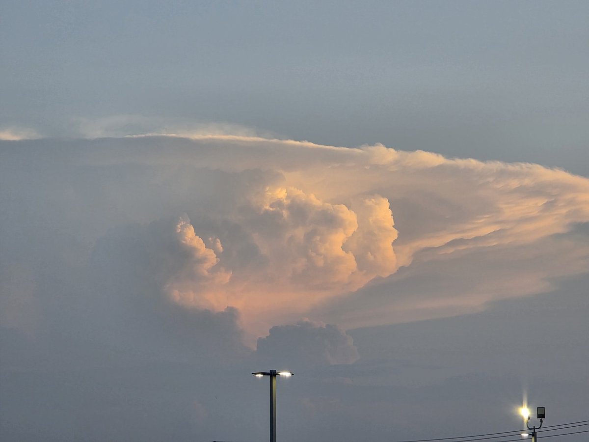 jdavis_wx's tweet image. Sometimes viewing the storm from afar can be just as pretty as being right under it!
Looking south towards the San Antonio cells from North Austin.
8:26 PM
#atxwx #txwx #wxtwitter