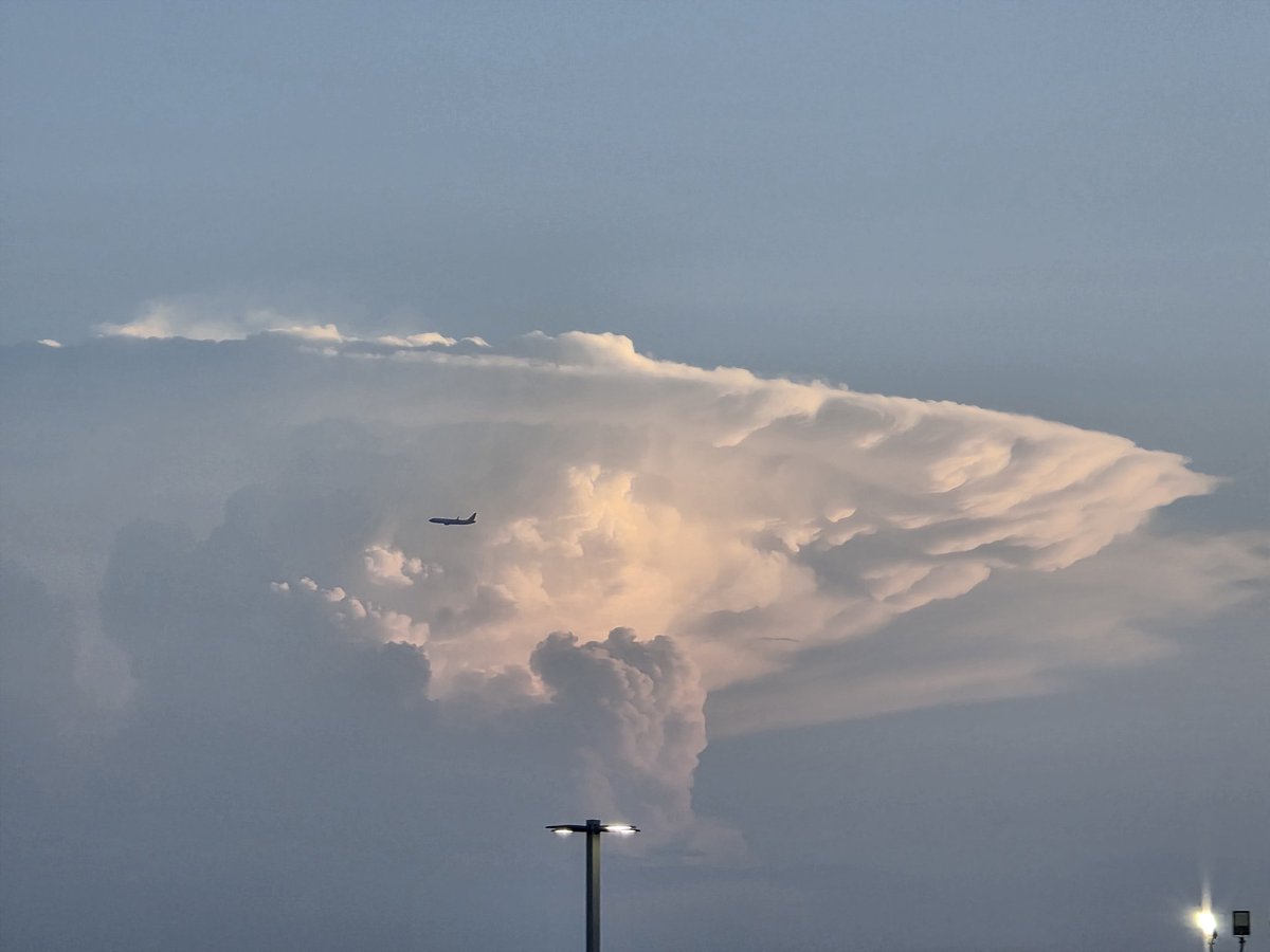 jdavis_wx's tweet image. Sometimes viewing the storm from afar can be just as pretty as being right under it!
Looking south towards the San Antonio cells from North Austin.
8:26 PM
#atxwx #txwx #wxtwitter
