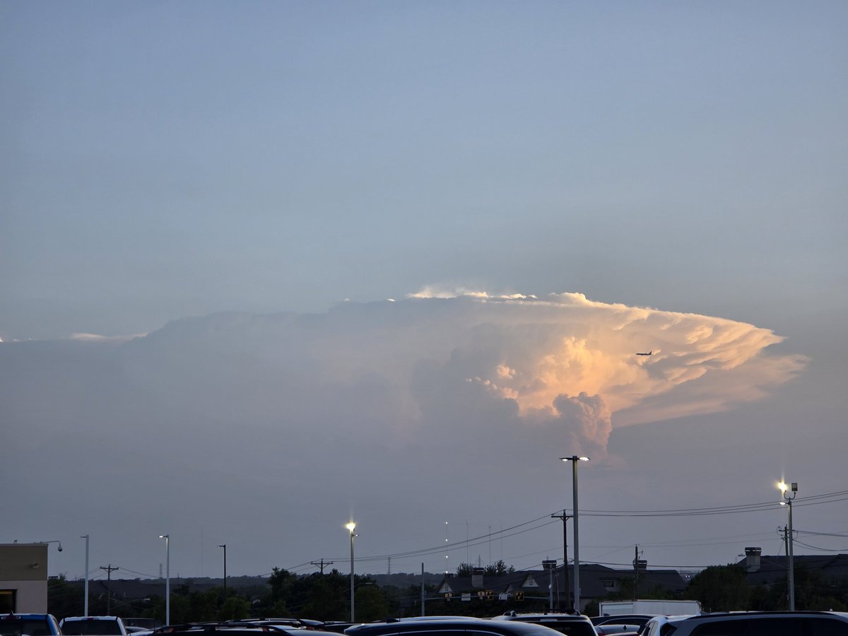 jdavis_wx's tweet image. Sometimes viewing the storm from afar can be just as pretty as being right under it!
Looking south towards the San Antonio cells from North Austin.
8:26 PM
#atxwx #txwx #wxtwitter