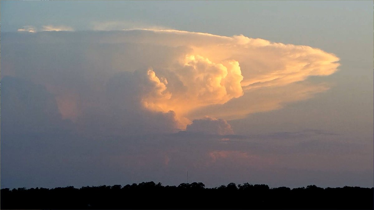GraceThorntonWX's tweet image. Awesome shot of anvil/overshooting top of this thunderstorm down in Bexar County tonight 🌩️