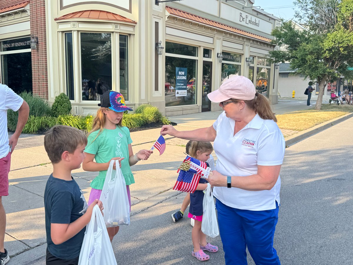 CzarnikForErie's tweet image. What an incredible evening at the Old Home Days Parade! Thank you to everyone who came out, waved hello, and showed your support. It was great meeting so many of you and handing out flags to kids and families along the parade route! 🇺🇸