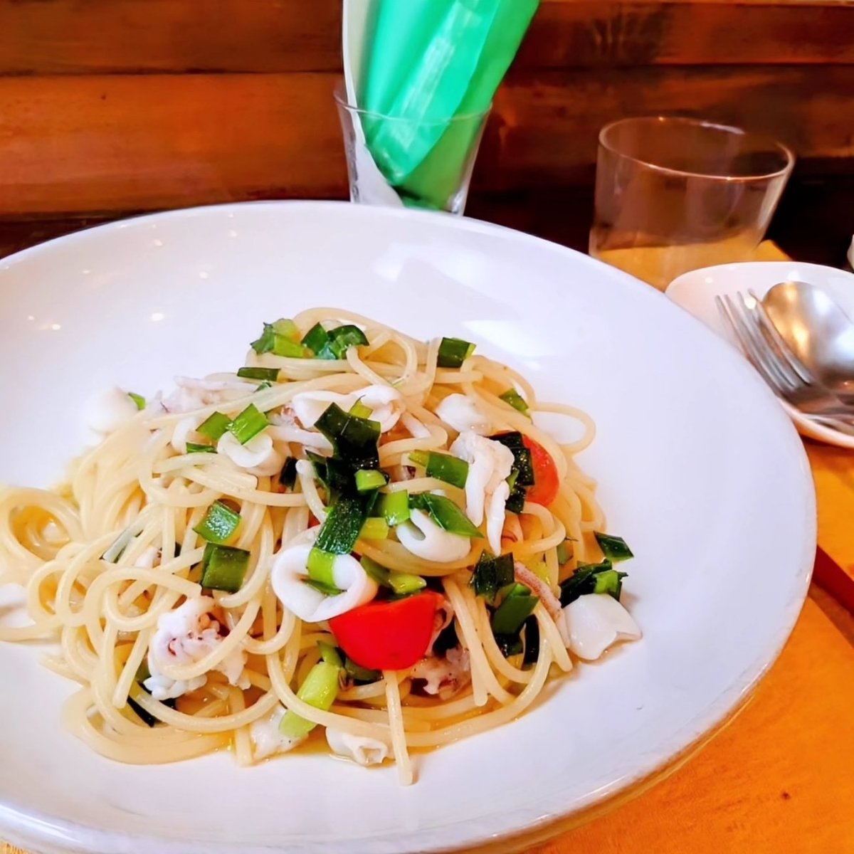 NoblePearl's tweet photo. わたしのランチ #GINZATAPPO さん。
この日は #ヤリイカとフレッシュトマト韮のオイルソーススパゲッティ(1,200円)をオーダー。
彩り野菜の山盛りサラダとドルチェの付いたお得なセットです。
是非、知る人ぞ知る大人の隠れ家 #TAPPO さんで美味しいトスカーナ料理をお召し上がりくださいませ。 https://t.co/29IjI41S5B