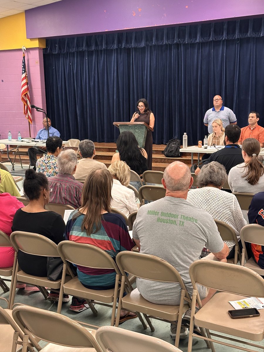 RepMorales145's tweet image. Tonight, I attended the TCEQ meeting on HM South Texas Concrete’s permit renewal. I spoke with the operator & appreciate their openness, but I’ve also heard powerful stories from residents about dust, noise & pollution. I’ll keep fighting for our community’s health & transparency