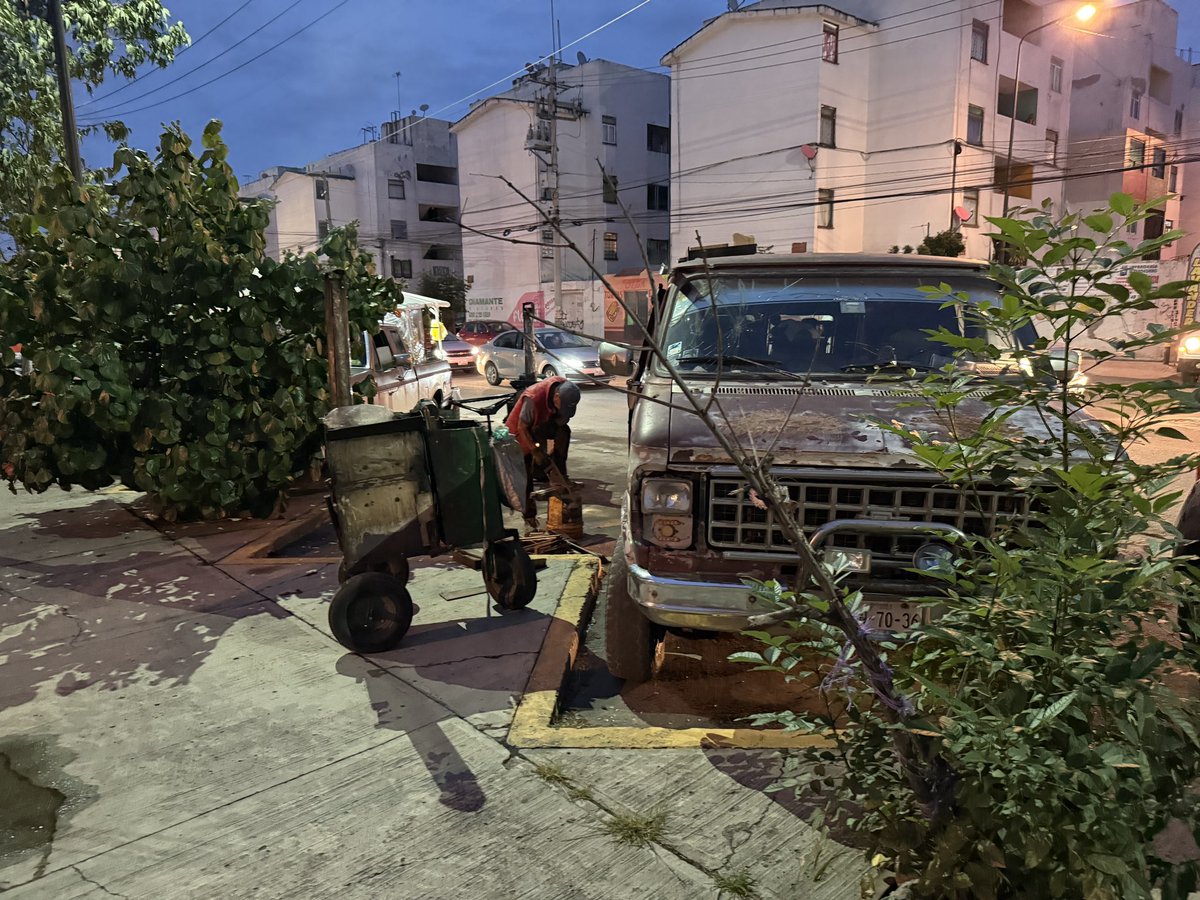 jcesarmtz89's tweet photo. Oye @PueblaAyto @SSC_Pue  @pepechedrauimx  por qué los vendedores ambulantes en villa frontera pueden usar los cajones de estacionamiento para hacer sus ventas ??! Y encima de todo hacer su fogata ahí ? https://t.co/z26XwKcymz