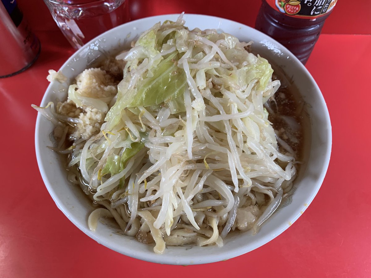 ラーメン二郎三田本店で小豚（お願いします）10時前到着何と並び3名。久々の二郎は感無量でした。食後豚増しはもう卒業かと毎度思いますが、つい増してしまいいつも腹パンです🍜💦
