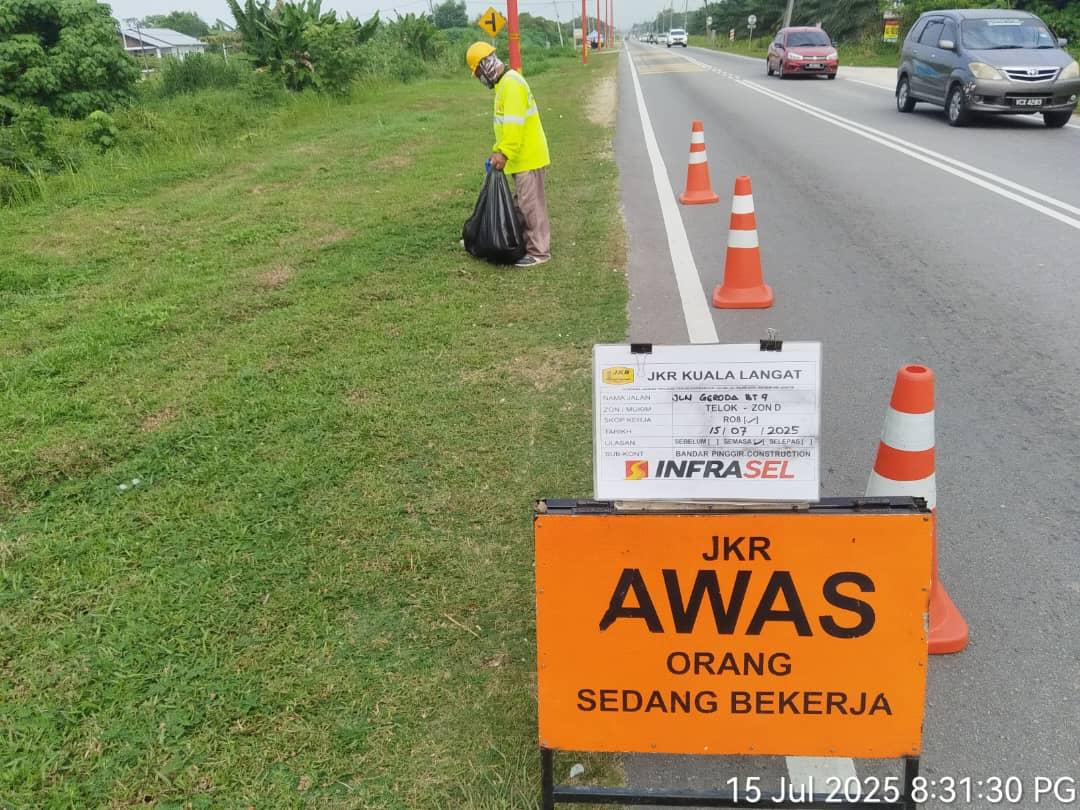 JkrKualaLangat (@jkrkualalangat) on Twitter photo 15/07/2025 - JKR Kuala Langat melalui konsesi Infrasel telah menjalankan kerja-kerja mengutip sampah (R08) di Jln Garuda Bt 9.
#IAMJKR
#KITAJKRSELANGOR
#KITACEKAP
<a href="/moworksmy/">Kementerian Kerja Raya Malaysia</a>
<a href="/IPJKR_Official/">JKR Malaysia Rasmi</a>
<a href="/JKRSelangor/">JKR Selangor</a>
<a href="/kumpulansemesta/">Kumpulan Semesta Sdn Bhd</a> 15/07/2025 - JKR Kuala Langat melalui konsesi Infrasel telah menjalankan kerja-kerja mengutip sampah (R08) di Jln Garuda Bt 9.
#IAMJKR
#KITAJKRSELANGOR
#KITACEKAP
<a href="/moworksmy/">Kementerian Kerja Raya Malaysia</a>
<a href="/IPJKR_Official/">JKR Malaysia Rasmi</a>
<a href="/JKRSelangor/">JKR Selangor</a>
<a href="/kumpulansemesta/">Kumpulan Semesta Sdn Bhd</a>