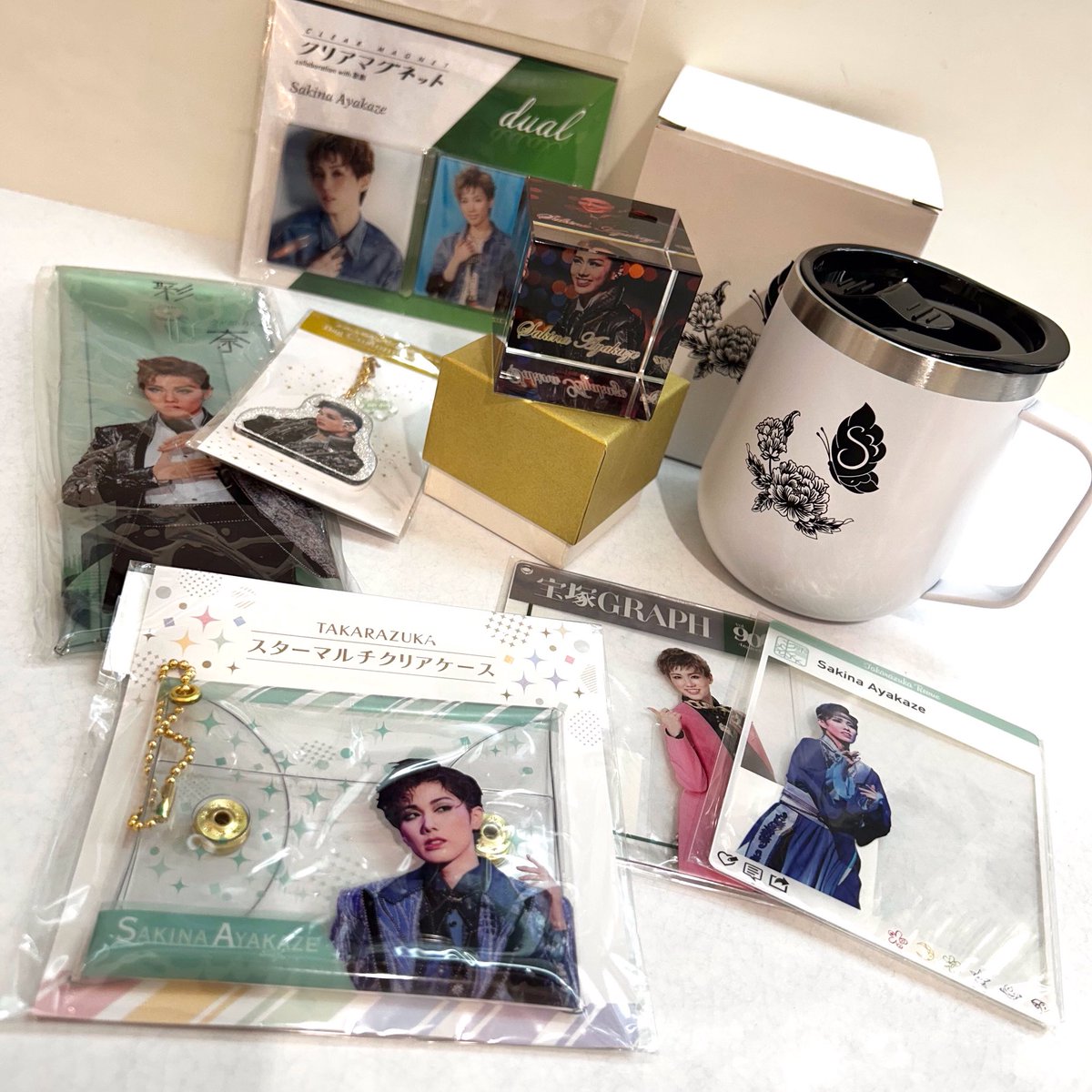 宝塚アン 日比谷店】 彩風咲奈 さん関連商品が入荷しました❄️✨  スタンディ付きのキャトルレーヴ限定盤宝塚グラフ、クリアファイルステッカーセット、退団記念ポストカードセットに加えて  ファンクラブ商品も少しずつ入荷しております🥰 コレクションにいかがですか ... 彩風咲奈　さんグッズ