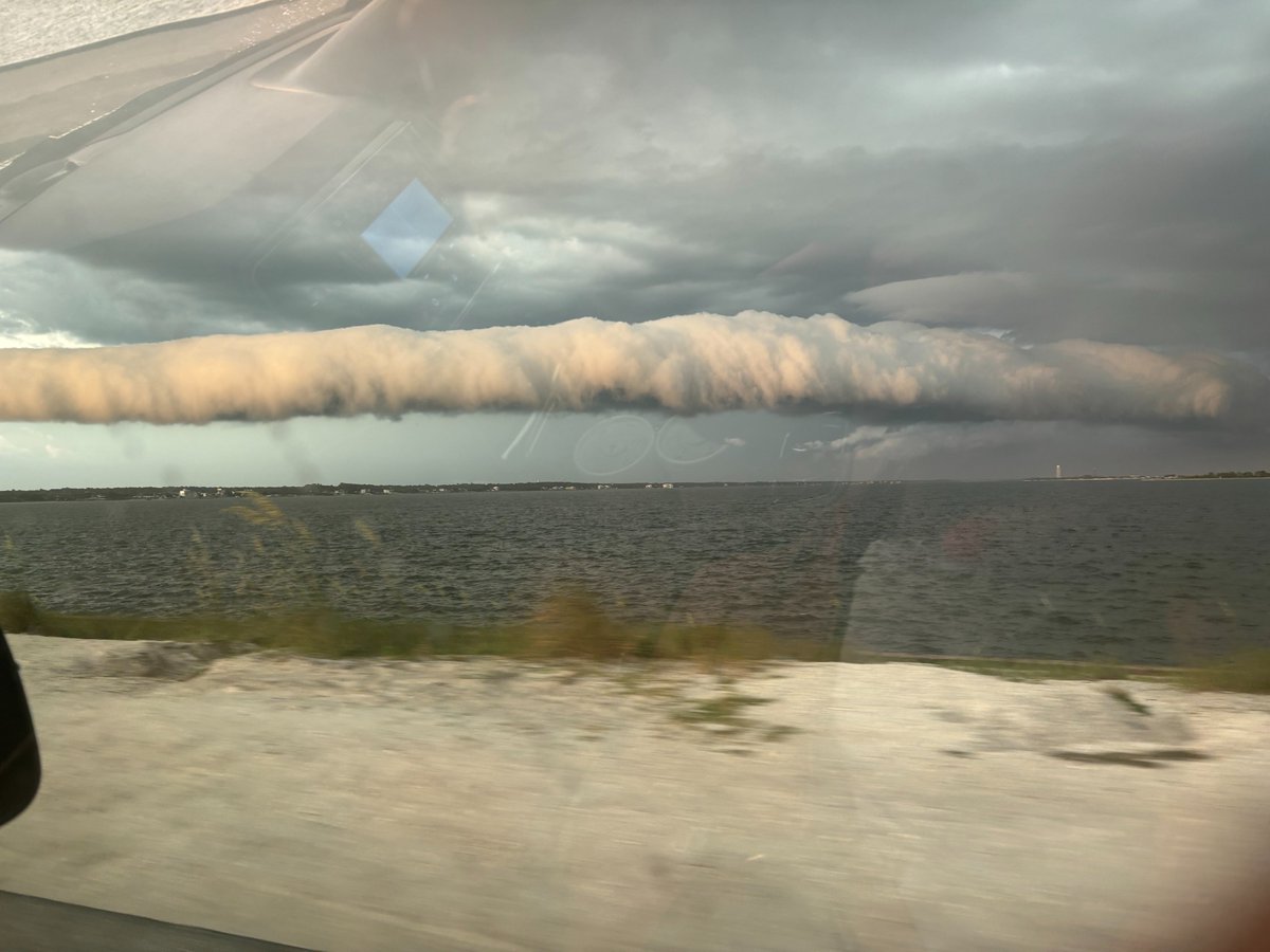joel_off_air's tweet image. Impressive shelf cloud rolling across the Gulf this afternoon near Navarre Beach, FL...
Thanks to Karen Stinnett for sharing this picture!! #FLwx