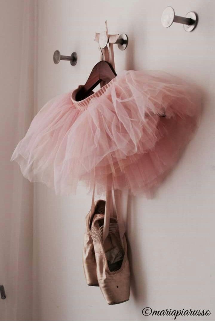 _carlaperfoll's tweet image. A tendência a expressar tão diretamente o que sentia fora outra característica em sua carreira. [...]. Quando dançava, ela ficava absorvida pela história e pela música.
— Nora Roberts 
📖 Dança dos sonhos