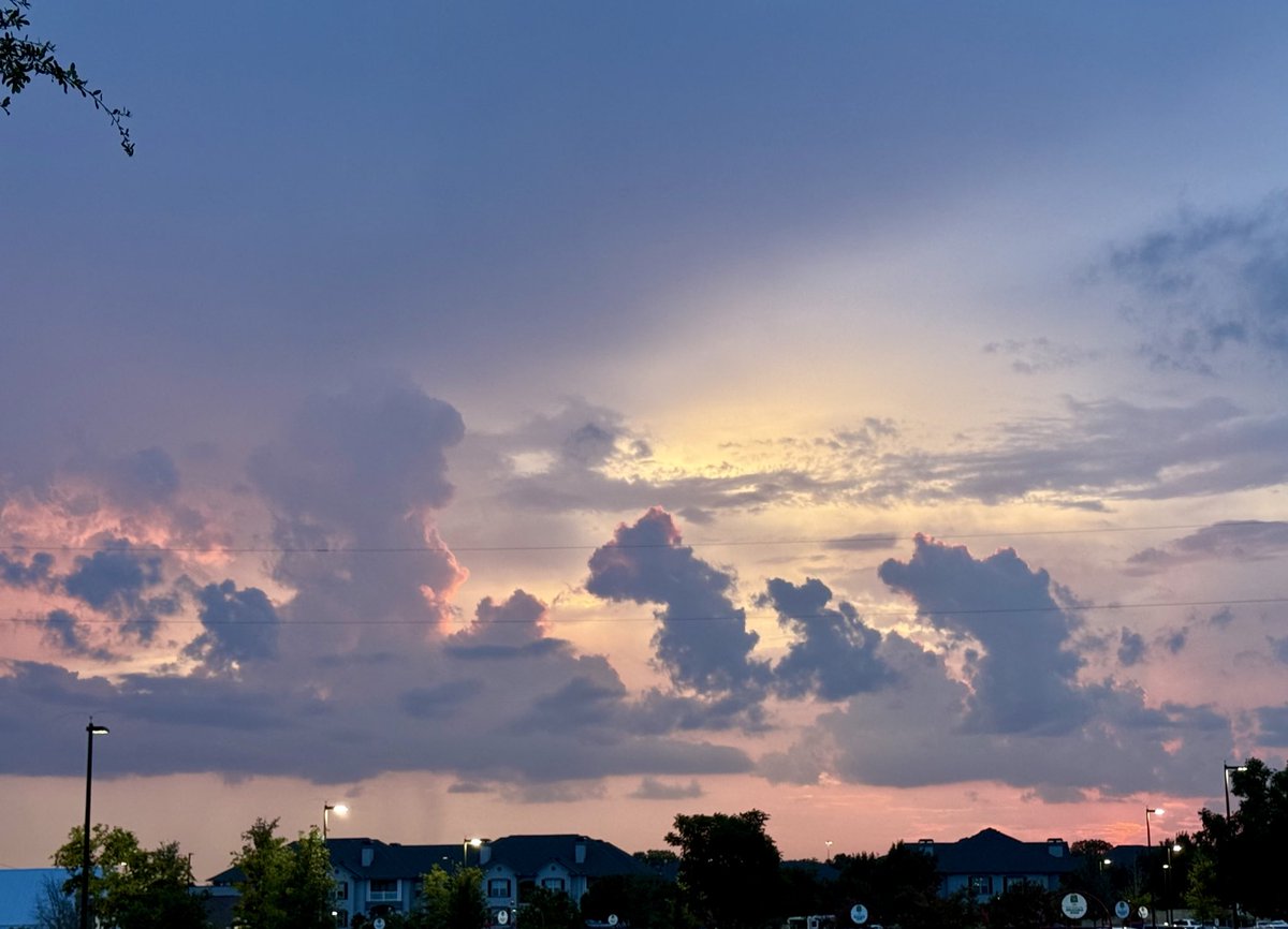 What a beautiful evening ☺️
#wxtwitter #txwx <a href="/TxStormChasers/">Texas Storm Chasers ⚡</a>