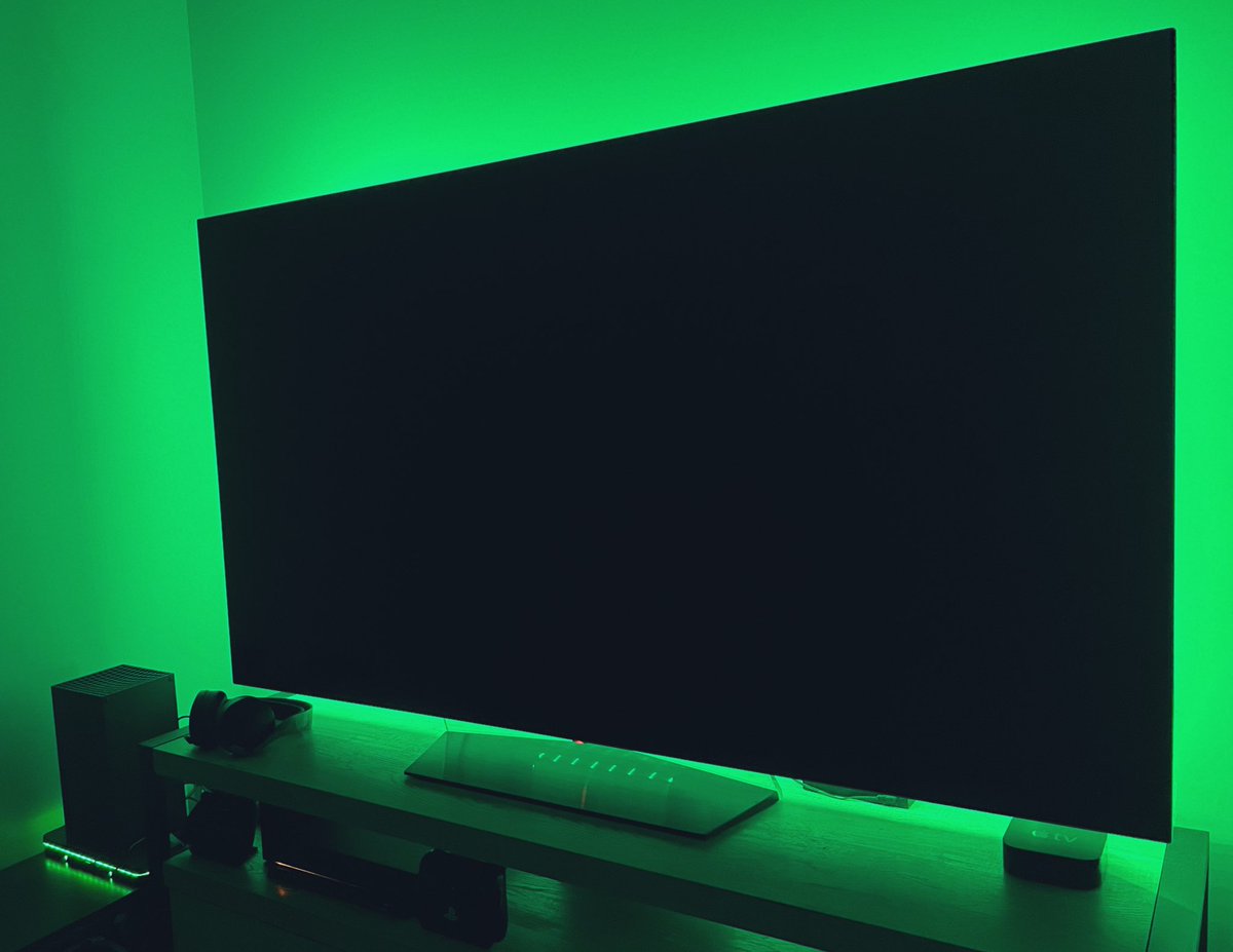 MakgSnake's tweet photo. The green on green looks good eh. #Xbox #XboxSeriesX #GreenBox https://t.co/lDgO8kTCV1