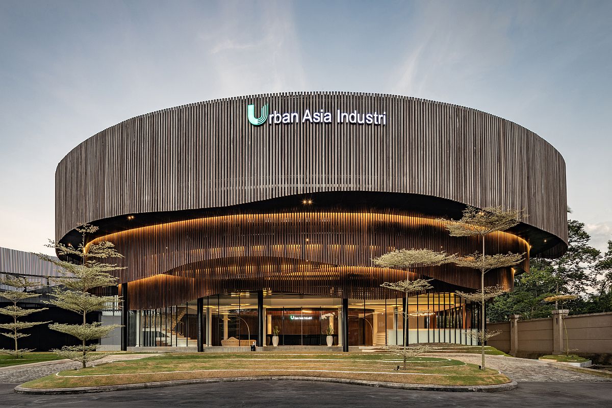 buildingid's tweet photo. Inspired by the fluid beauty of water, DDAP Architect designed an office in Bali that captures the rhythm of ocean waves through architecture. https://t.co/bpQz1qlvrx 
#BaliArchitecture #BiophilicDesign #WaveInspired #ModernArchitecture #OfficeDesign https://t.co/fJ8RmMpECE