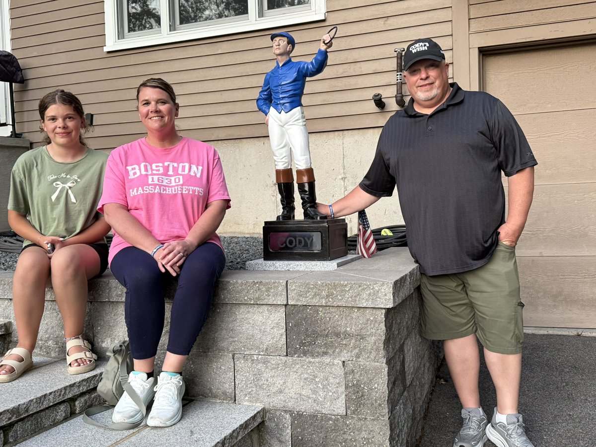pkhcomm's tweet image. Before heading back to Kentucky, the Dormans stopped by for a BBQ and got a chance to see my tribute to Cody!