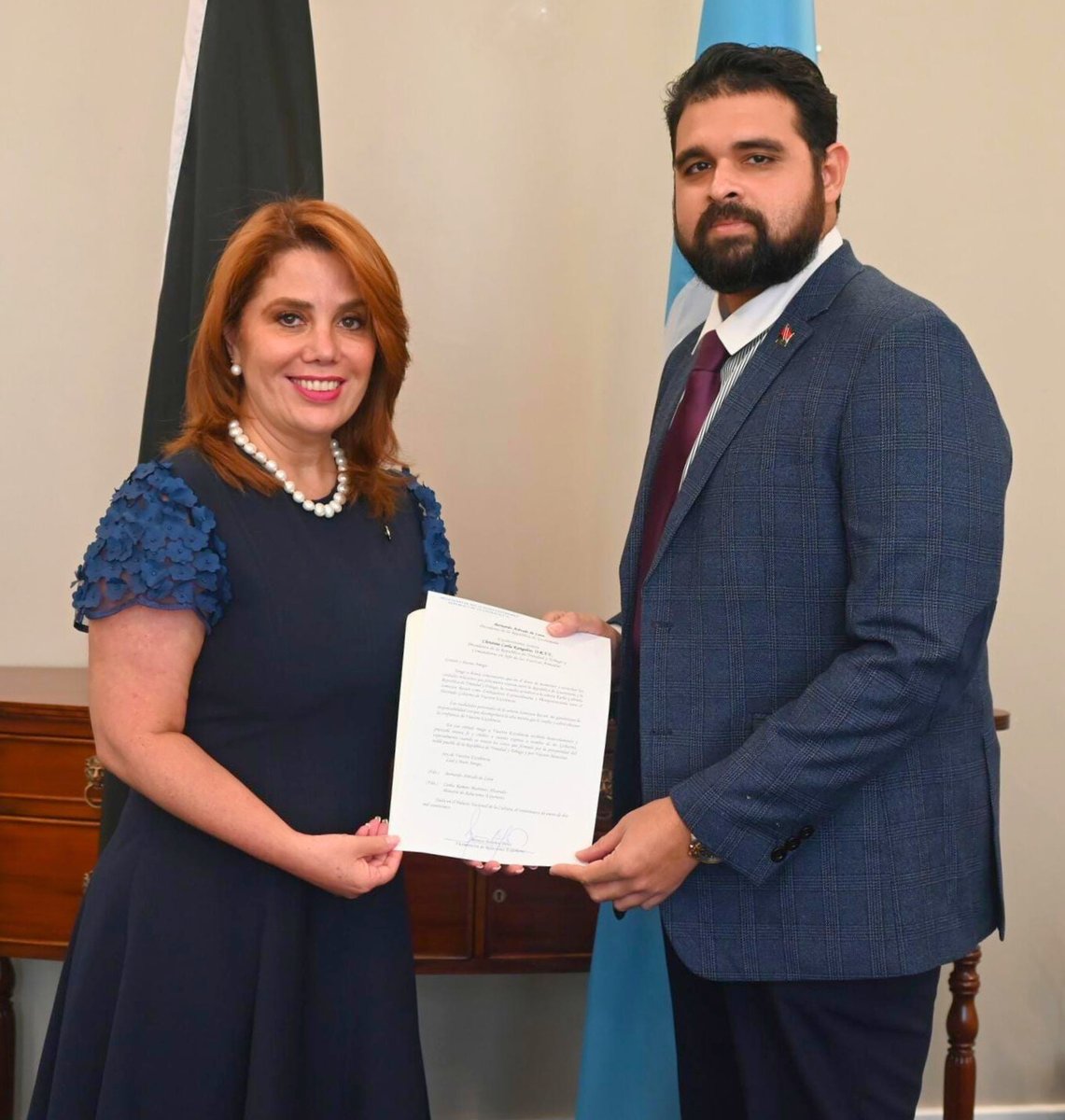 🇬🇹🤝🇹🇹 | La Embajadora de Guatemala en Panamá y concurrente para Trinidad y Tobago, Karla Gabriela Samayoa Recari, presentó sus #CopiasDeEstilo al Secretario Parlamentario de esa nación caribeña, Wilfred Nicholas Morris, en un acto previo a la entrega de sus #CartasCredenciales.
