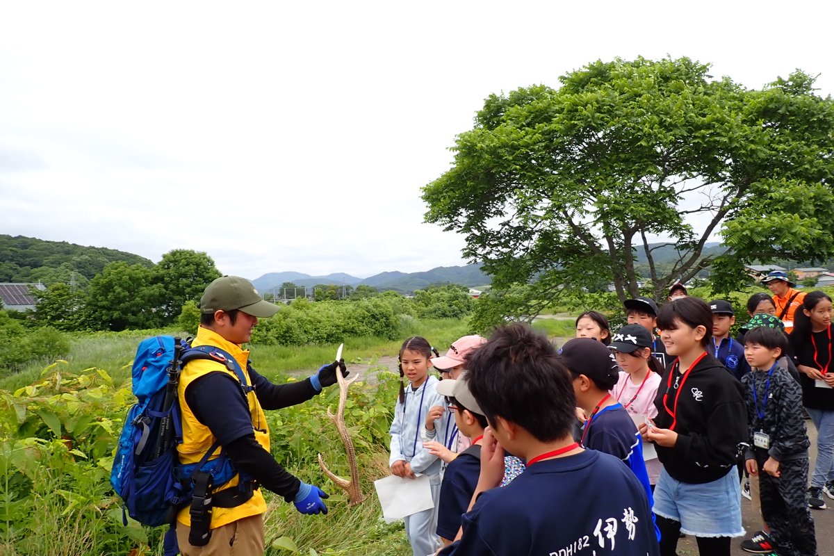 nanairohidaka's tweet image. 🌲旅育との連携による木育普及啓発イベント開催🌳
7/12様似町ふれあい広場にて、鈴木亜室木育マイスターによる木育講座が実施されました😆
町内の小中学生17名が参加し、安全な森林散策、鹿・熊の生態について学んだ後、木と鹿の角を使ったキーホルダーづくりを体験しました🦌