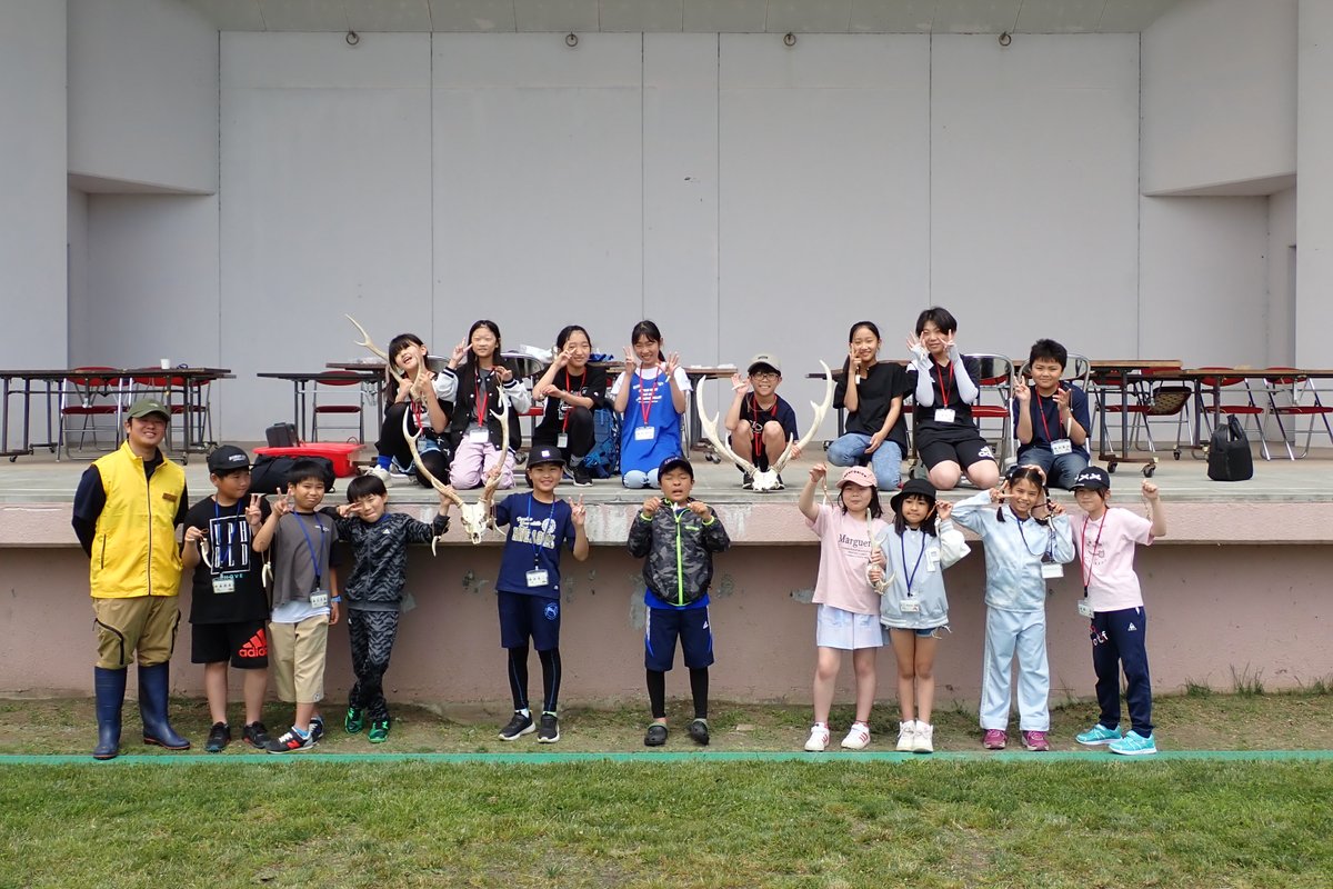 nanairohidaka's tweet image. 🌲旅育との連携による木育普及啓発イベント開催🌳
7/12様似町ふれあい広場にて、鈴木亜室木育マイスターによる木育講座が実施されました😆
町内の小中学生17名が参加し、安全な森林散策、鹿・熊の生態について学んだ後、木と鹿の角を使ったキーホルダーづくりを体験しました🦌