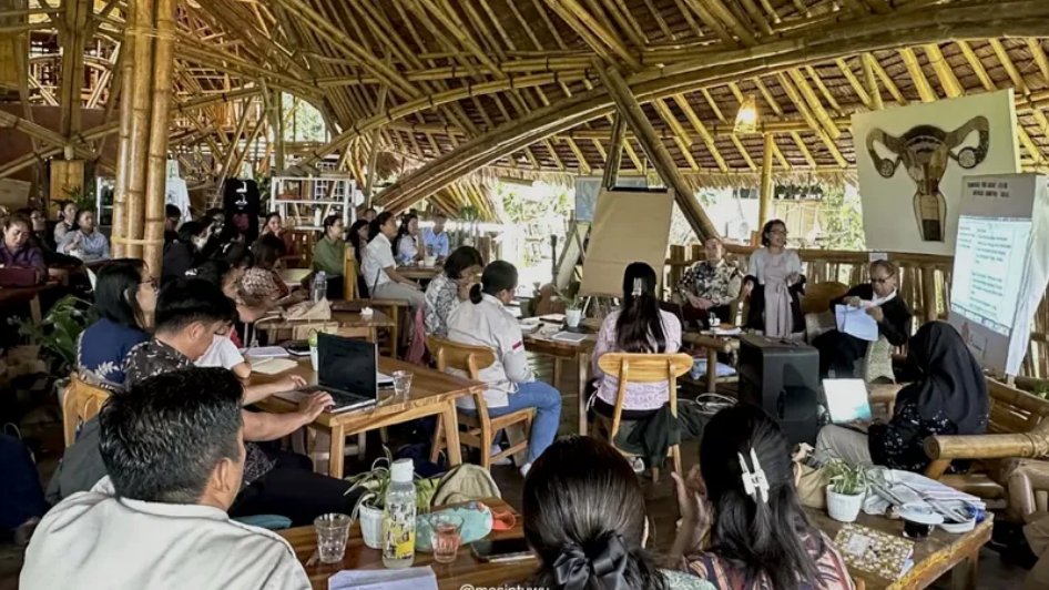 🎥30 creatives
📚51 teachers
1 powerful movement
WF Indonesia is building interfaith peace &amp; climate awareness in Poso, through youth storytelling and local wisdom-based education.
Let’s help it grow: worldfaith.org/donate/
#WorldFaithIndonesia #ClimateEducation #InterfaithPeace