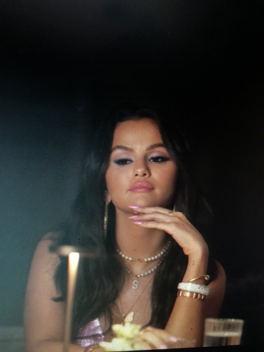 feellydia's tweet image. A BELEZA! Nova/velha foto de Selena Gomez no clipe de “Single Soon”