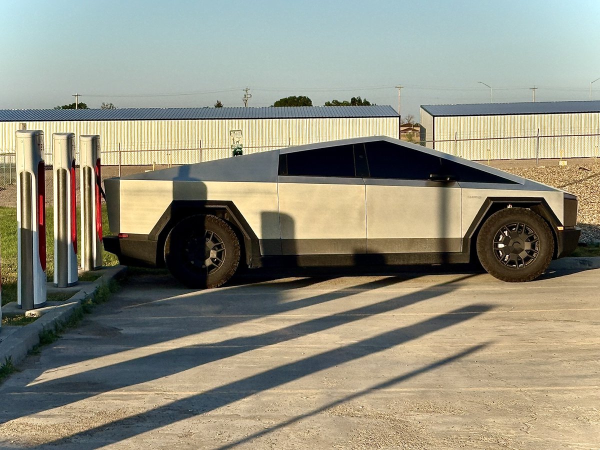 DavidMoss253's tweet image. Tesla trip planner never lies! 0% arrival in Wheatland, WY just now