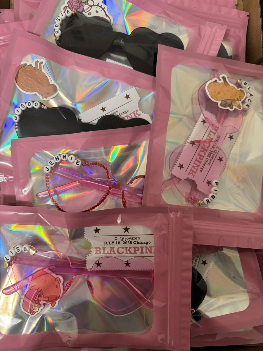 blackpink deadline concert in chicago freebies DONE 😮‍💨 i’ll be giving them out randomly !! ❗️limited quantity❗️
#BLACKPINK #BLACKPINK_DEADLINE_IN_CHICAGO
#DEADLINE_IN_CHICAGO #JISOO #JENNIE #ROSÉ #LISA