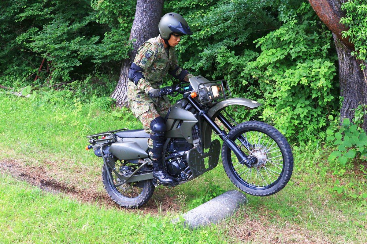 １番安い　訳ありと違う　陸上自衛隊某整備中隊PR丸山モリブデン EX250C２本 陸上総隊 Ground - 顕彰式で表彰される優秀隊員(陸士) | Facebook