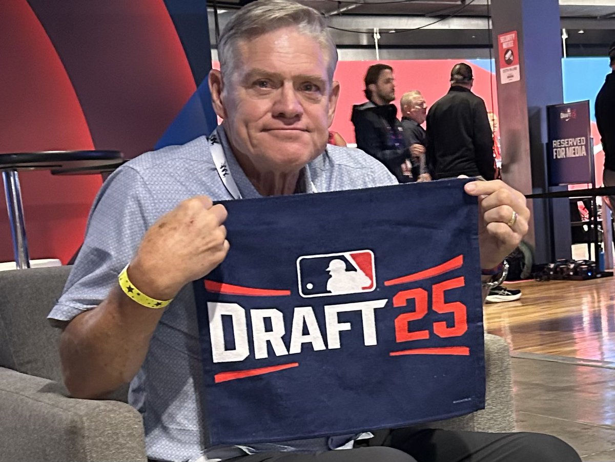 DaleMurphy3's tweet image. Been fun this week! Thank you, fans, mlb @braves @CapitolOne @Mastercard @onlocationexp @MLBPA @EatAtMurphs
