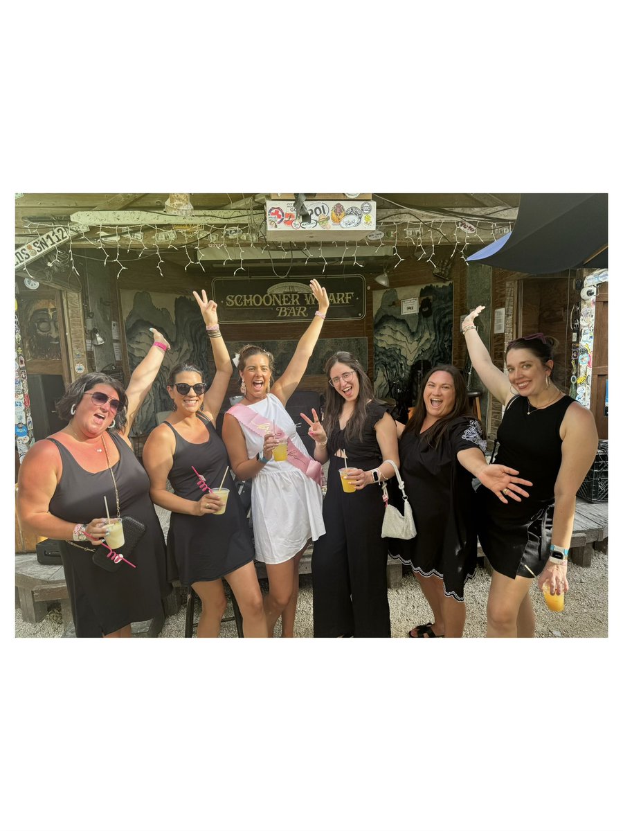 taylorlynne8's tweet image. IG saw it first
but I have the best girls who threw the best bachelorette weekend for me ๐ซถ
shoutout @bidavidson for handing the MLB draft for me ๐
โฆ now letโs go to Ireland tomorrow ๐