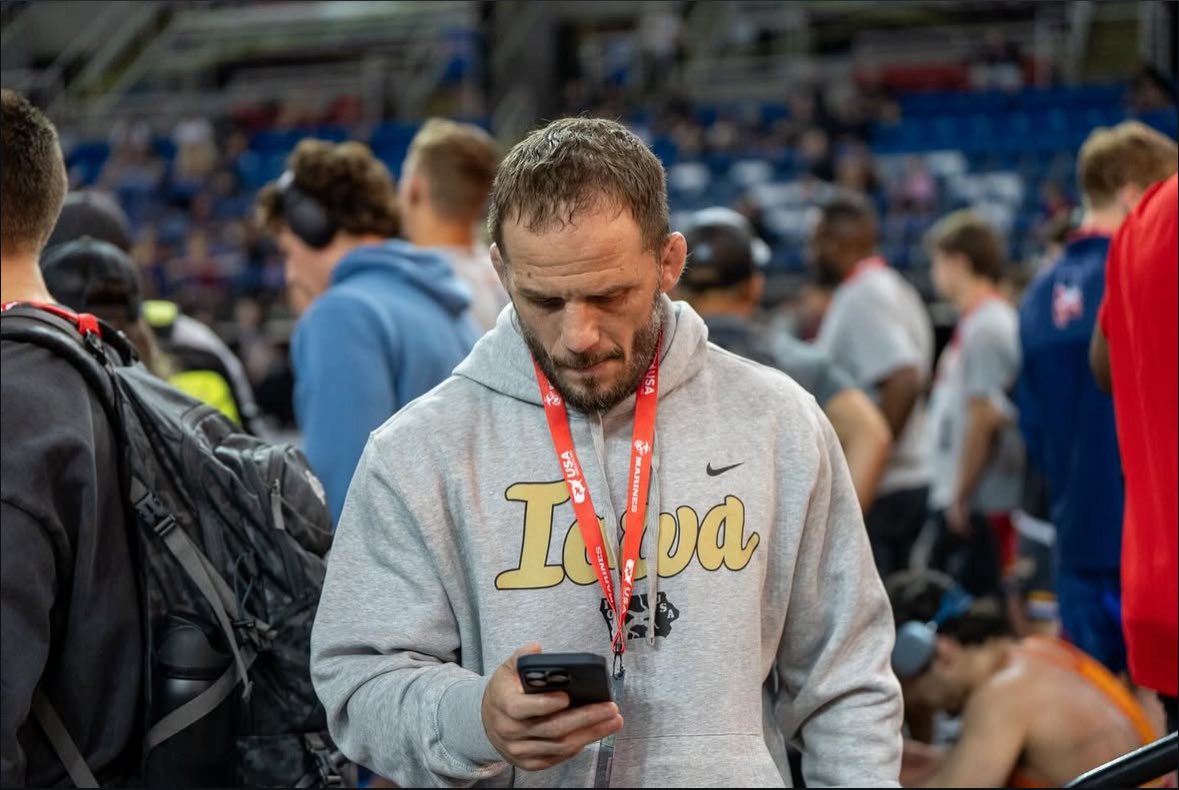 Cliff Fretwell (@knarkill) on Twitter photo I’ve never been one to troll
<a href="/schwabwrestling/">Doug Schwab</a> on a social platforms, but this sweatshirt is quite black and gold 😳 I’ve never been one to troll
<a href="/schwabwrestling/">Doug Schwab</a> on a social platforms, but this sweatshirt is quite black and gold 😳