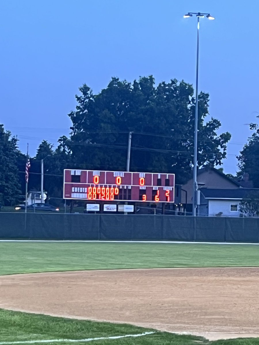 Congratulations to Coach Baumhover and the Bulldog baseball team on qualifying for state with a 3-0 win!!
#ROLLDAWGS 

Complete game shut out by Cole Moore!