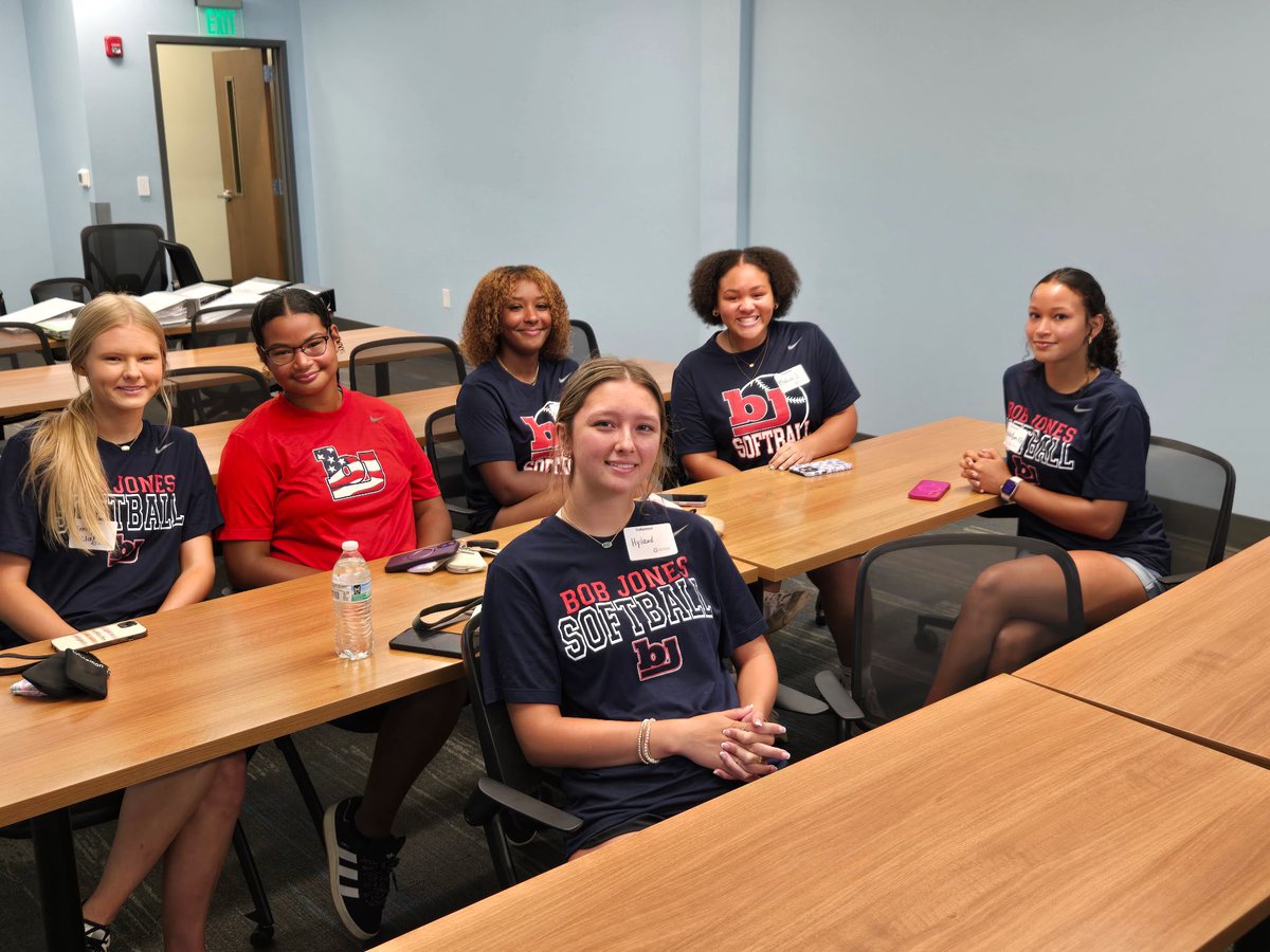 Emily, Ayana, Nahlani, Hyland, Malia, and Maddie  volunteering today at North Alabama Food Bank.