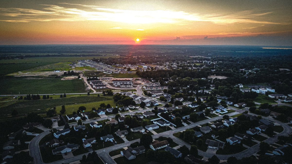 TomPurdyWI's tweet image. Beautiful fireball sunset over Milton, Wis this evening. #wiwx #sunset