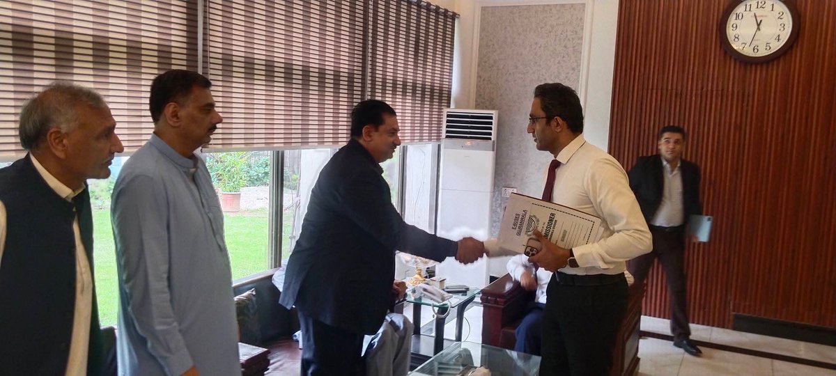 پاکستان مسلم لیگ (ن) کے مرکزی رہنما و سابق وفاقی وزیر انجینئر خرم دستگیر خان کمشنر آفس میں منعقدہ اجلاس میں شریک ہیں۔

#TeamKDK

<a href="/kdastgirkhan/">Engr. Khurram Dastgir-Khan (HI)</a>