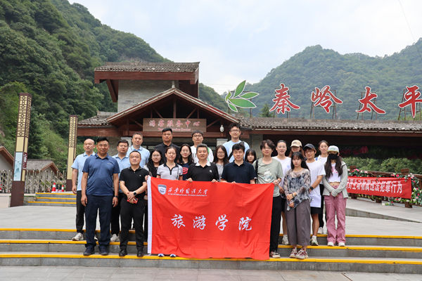 APGN_info's tweet photo. On 10 Jul, members from Schools of Tourism &amp; AI of Xi'an Int’l Studies Univ. visited Qinling Zhongnanshan UGGp for exchange &amp; in-depth insights into geopark management &amp; tourism-related tech. applications. They plan to have further cooperation in AI &amp; low-altitude economy🤝 https://t.co/eGBszw3bK6