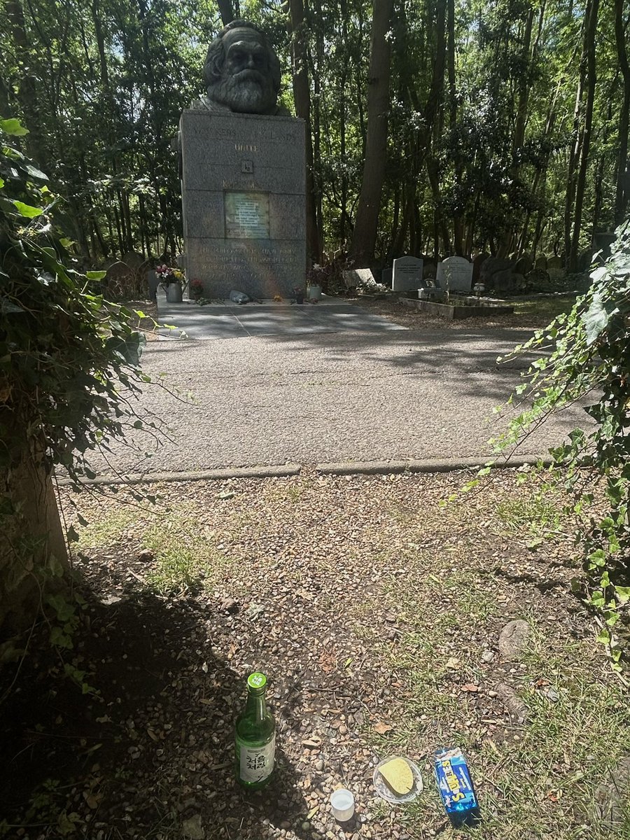 몇 가지 소식을 전합니다.

1. <금붕어를 위한 철학 강의>
7월 30일부터 8월 27일까지 매주 수요일, 배세진 선생님의 강의가 열립니다. 조만간 멋진 포스터와 함께 홍보 및 모집을 시작하겠습니다. 『금붕어의 철학』도 곧 2쇄를 찍을 것 같아요. 감사합니다.