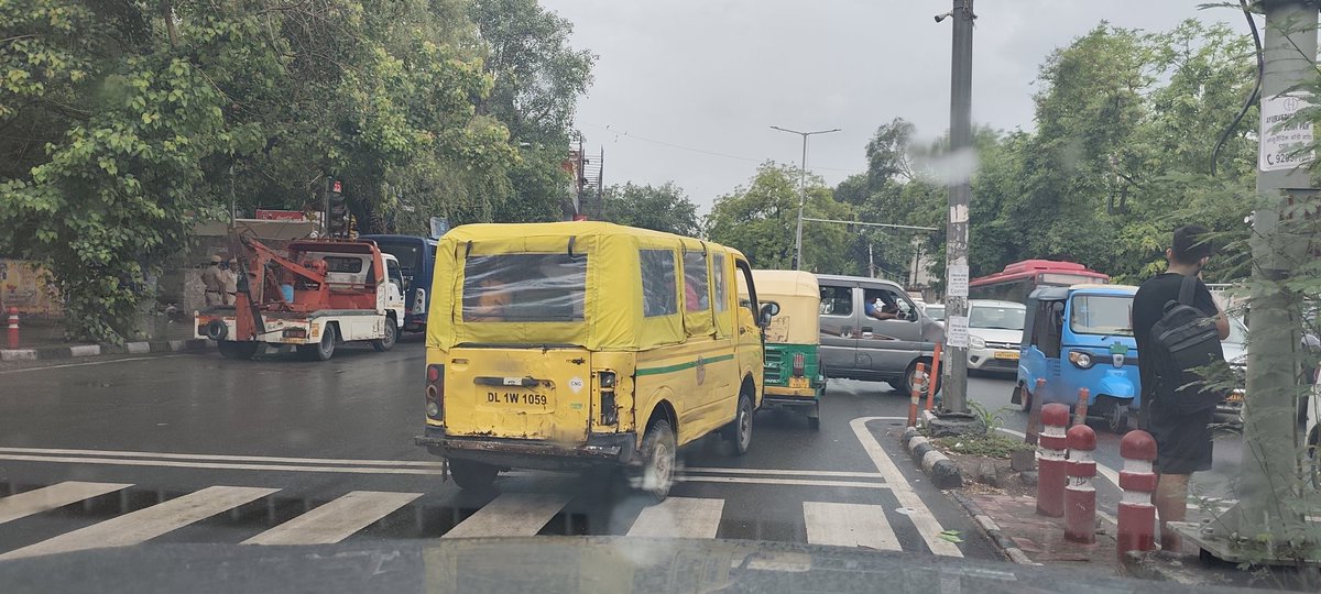 prakashdls's tweet photo. @dtptraffic I believe the traffic rules are always for 4-wh. Autos, 3-wh &amp; scooters don't follow the rules. I am sharing the pics of adhchini &amp; every day we see these tempos and bikes and cabs crossing the stop line and trying to break the light. Police is just an  audience https://t.co/2rSbTUwfn3