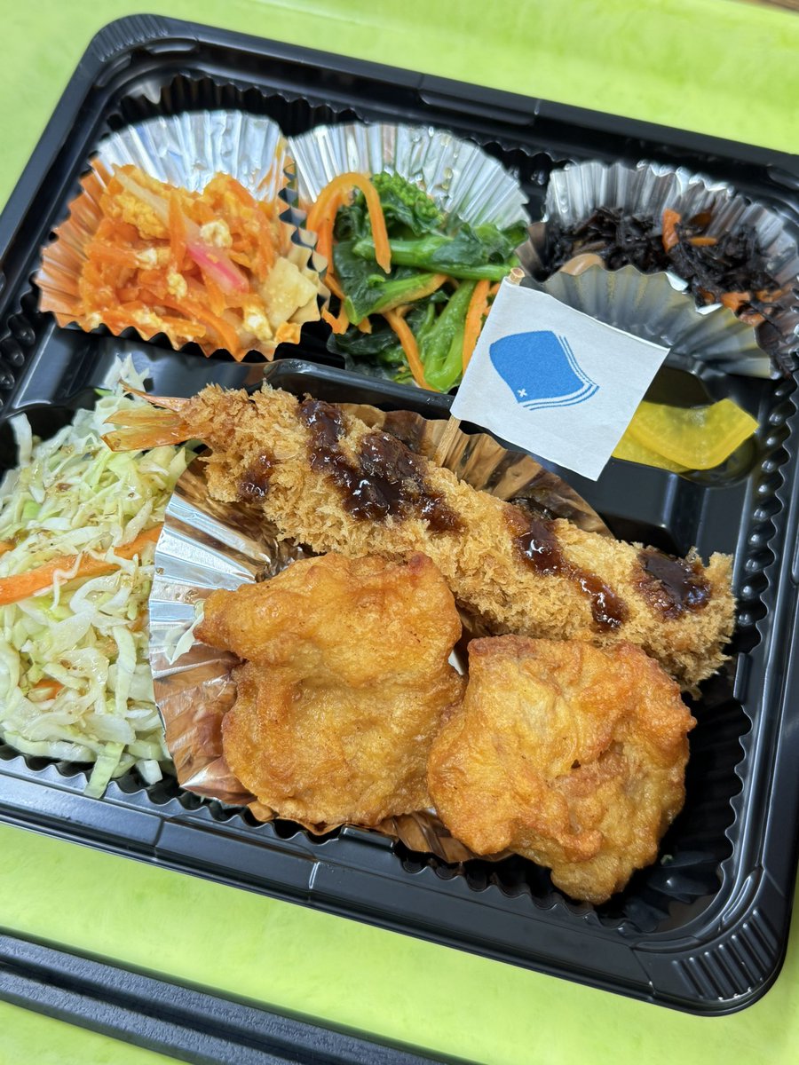 学食メニューの紹介🍙
日替わりランチ
今日のメニューは「エビフライ🍤&amp;鶏から揚げ」でした😋

このセットを密かに「大人のお子様ランチ」と呼んでいます🤤
※写真の旗は演出です。

#東北メディカル学院 
#学食