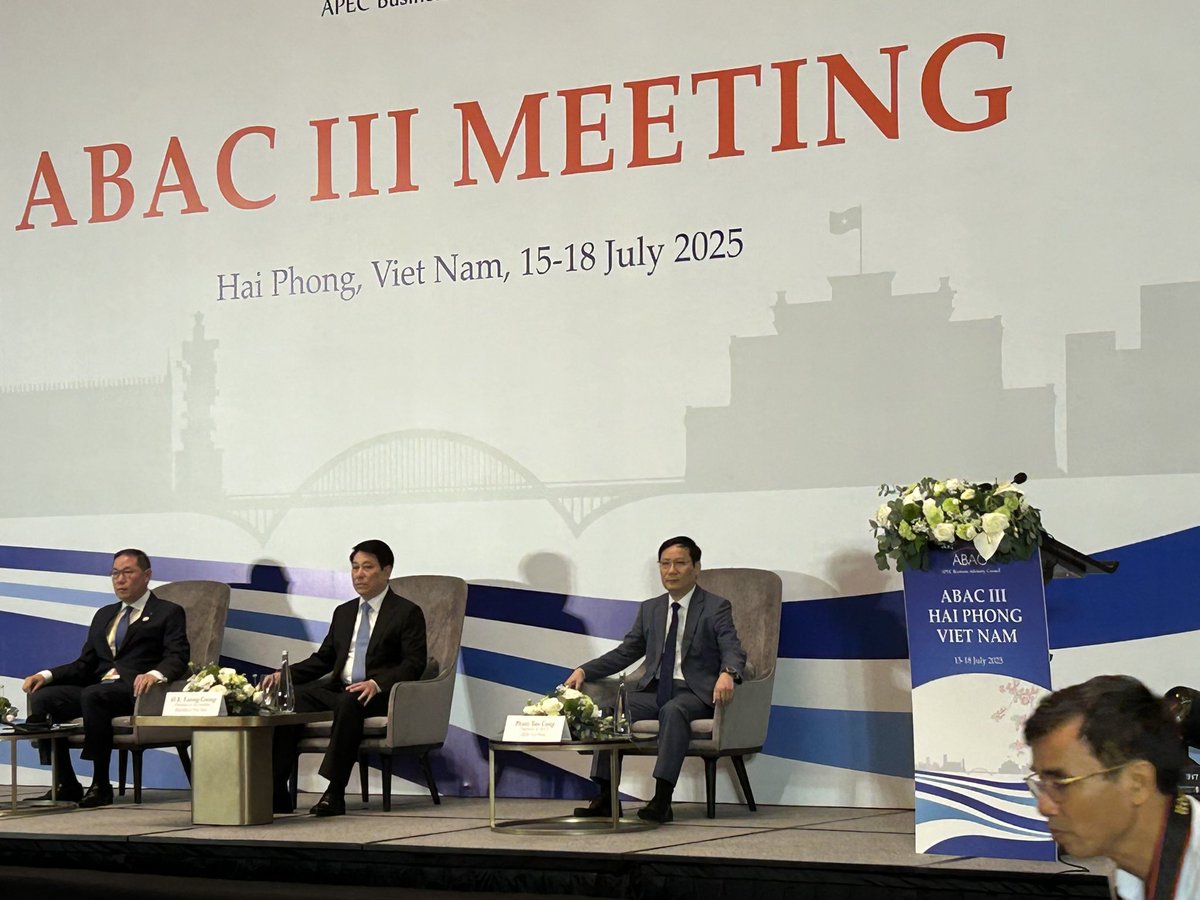 APECBiz's tweet image. H. E. Luong Cuong, President of Vietnam, welcomed ABAC delegates assuring them of Vietnam’s commitment to support innovative, sustainable and inclusive growth. That today’s challenges makes public/private even more crucial and acknowledged the important role of ABAC in this…