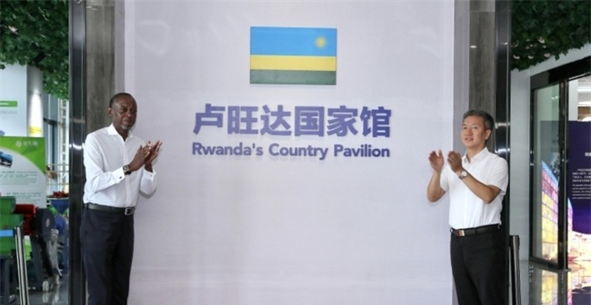 Congratulations! A ceremony marking the opening of the #Rwanda 's Country Pavilion online was held in Loudi, #Hunan, on July 10. James Kimonyo, Rwandan ambassador to #China, and Zeng Chaoqun, secretary of the CPC Loudi Municipal Committee, unveiled the nameplate of the pavilion