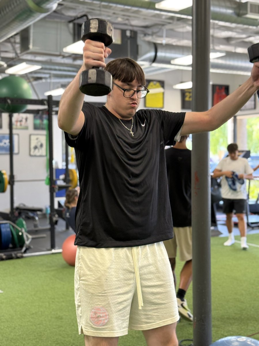 MovePerformance's tweet image. Ashton getting some nice work in and ready for high school hoops with St. Mary’s!!👌👌