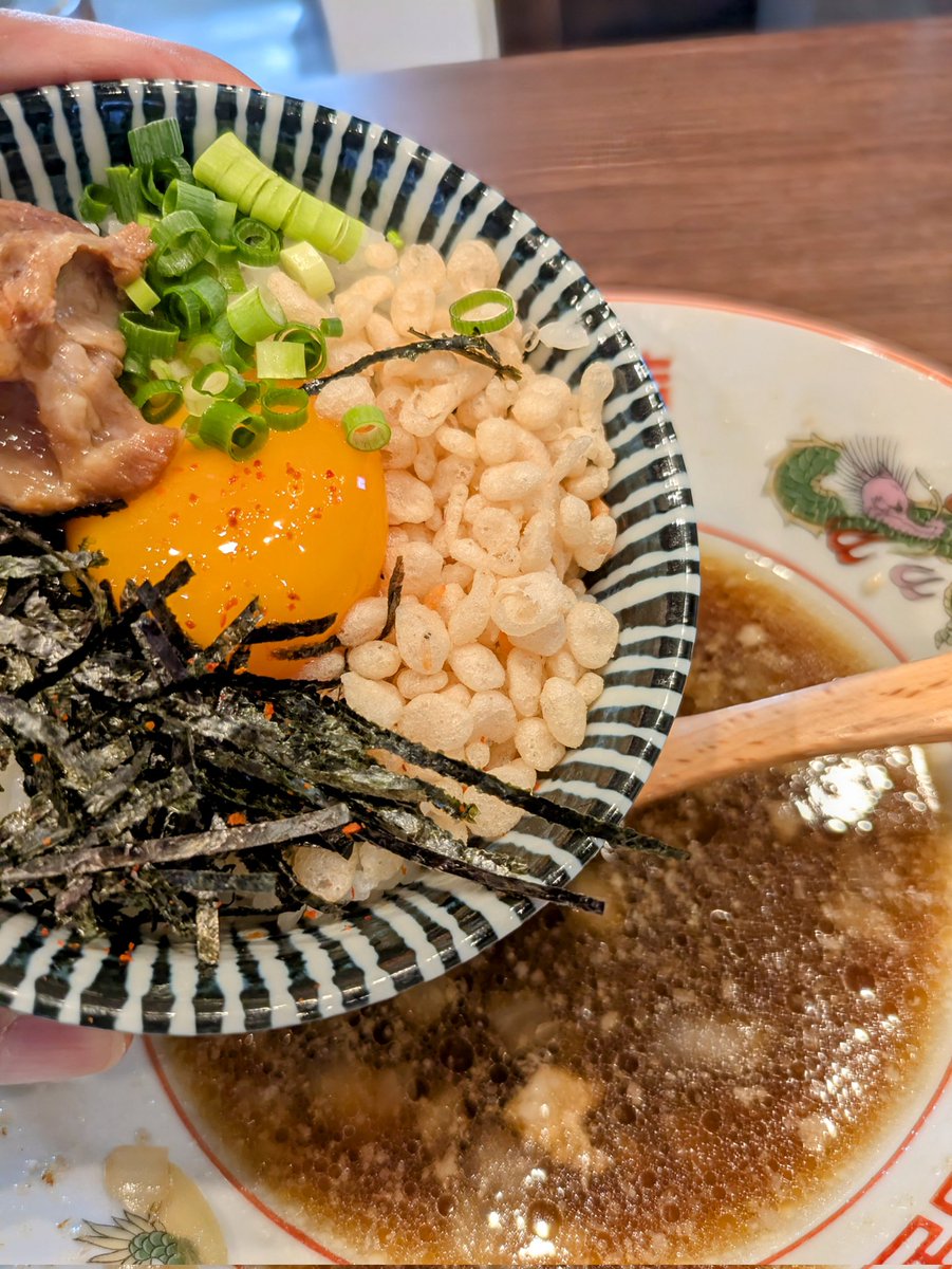 昨夜とある方から、#中華そばタンポポ さんで本日から「支那そばの提供が始まるよ」
との情報をいただき、篠栗町へGo!
今回の裏メニューもめちゃめちゃ美味しいじゃん(^_^)ﾉ
#福岡グルメ  #ラーメン #中華そば #煮干しラーメン #支那そば #木嶋製麺所