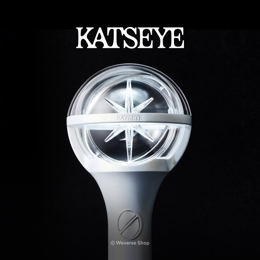 katseyeworld's tweet image. light up your world with the KATSEYE Official Lightstick!! get yours on @weverseofficial, we can’t wait to see you all in person with your lightsticks on our BEAUTIFUL CHAOS tour 🖤
available for purchase: July 16th, 7PM PT | July 16th, 11AM KST
#KATSEYE #캣츠아이