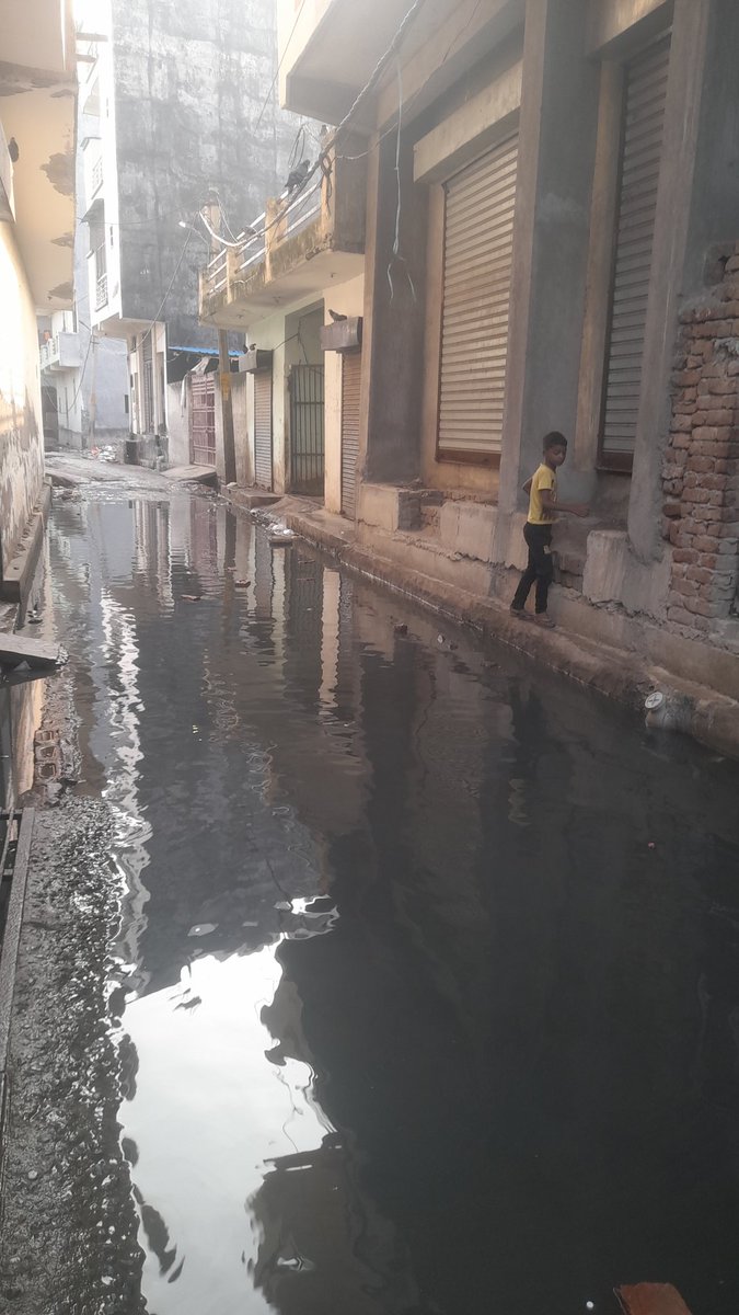 SourabhYaduva20's tweet image. जयवीर यादव के मकान के पास नालियाँ ब्लॉक हैं छोटे छोटे बच्चे स्कूल जाते हैं  पिछले 2 सप्ताह से यही हाल है रास्ते का कृपा संज्ञान लिया जाए  @noida_authority @CeoNoida @dmgbnagar #village Sarfabad #sec73 #noida @noidakhabar