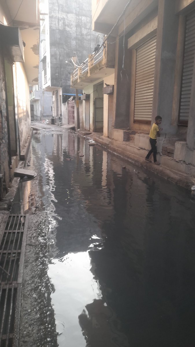 SourabhYaduva20's tweet image. जयवीर यादव के मकान के पास नालियाँ ब्लॉक हैं छोटे छोटे बच्चे स्कूल जाते हैं  पिछले 2 सप्ताह से यही हाल है रास्ते का कृपा संज्ञान लिया जाए  @noida_authority @CeoNoida @dmgbnagar #village Sarfabad #sec73 #noida @noidakhabar