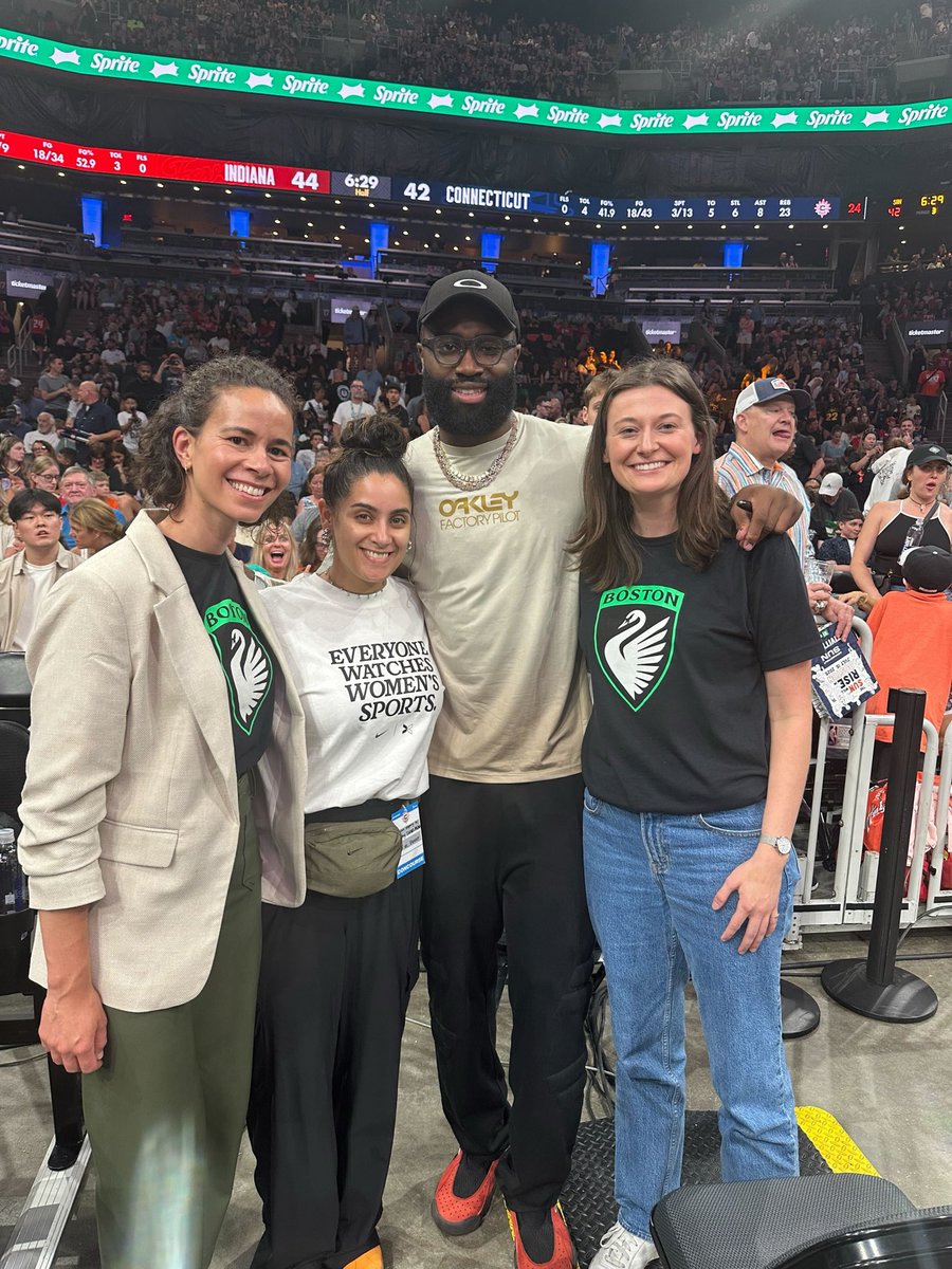 NWSLBoston's tweet image. The crossover we love 💚🍀
Boston Celtics star and 2024 NBA Champ Jaylen Brown in the house supporting his city and women’s sports.