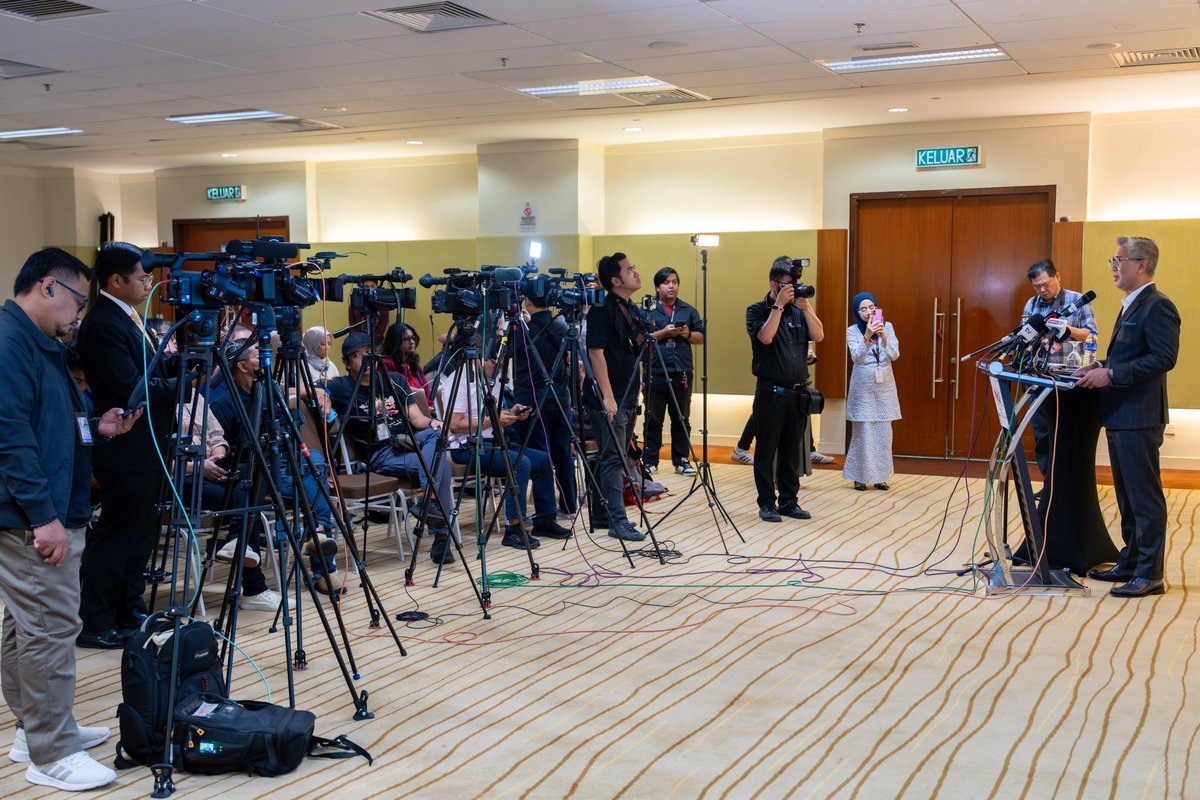 Malaysia Menuju Ke Puncak! 🚀🇲🇾

Semasa pembentangan Kad Laporan MITI Suku Kedua 2025, saya berkongsi pencapaian yang membanggakan buat negara kita! Kedudukan Malaysia melonjak 11 anak tangga ke tempat ke-23 dalam Kedudukan Daya Saing Dunia IMD 2025 – prestasi terbaik kita sejak